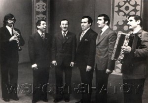 Сергей Руцкой (флейтист ансамбля), Султан Магомедов, Алихан Имагожев, Саид Шаипов, Зелимхан Дудаев, Супьян Цугаев (трагически погиб во время войны). Середина 1970-х.