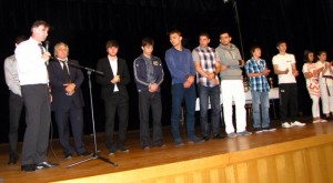 Номинантов начали вызывать на сцену Слева направо: Иса Гамбулатов, Руслан Тахаев, Аслан Магомадов, Адлан Качикаев, Ахмед Дударов, Нассер Евсах, Сулиман Абдурашидов, Запир Юсупов, Джохар Гамбулатов, Джанет Вагабова, Хеда Сатуева.