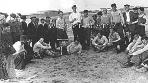 Казахстан, 1950 год. Поселок Чулак-Тау, куда при выселении попала семья Эсембаевых. После футбольной встречи. Стоят справа налево: Ваха - четвертый (уже в 18 лет он отличался мощным телосложением), играл в команде центральным защитником. Пятый - Султан Ахмадов, восьмой - Дага Дадалаев, десятый - Шудди Маашев, который очень сильно играл в защите. Крайний справа - Абдул Инуркаев. Все они серьезно занимались футболом. Слева сидит боком в полосатых гетрах, капитан сборной Чулак-Тау, фронтовик, награжденный орденами Красного Знамени и Красной Звезды, друг Вахи карачаевец Назим Аджиев