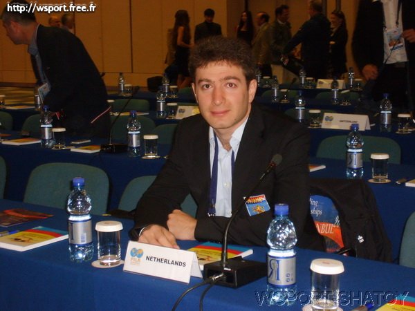 Делегат от Голландии Айдамир Абдулаев на конгрессе FILA