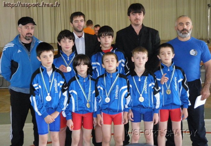 На втором плане добровольные помощники Умара Чекарбиева, родители: Салман Раджапов, Усман Хакимов, Исмаил Арсамерзаев.