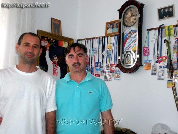 Ибрагим Таймасханов и Иса Гамбулатов дома у Ибрагима. На стене бесчисленные личные карточки арбитра с разных соревнований. Июль 2009г., Хасав-Юрт.