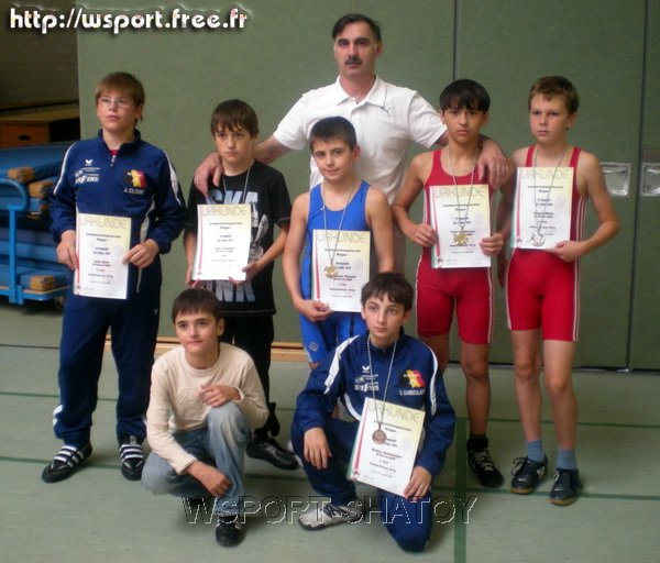 Команда спортклуба "Раерен 2006" (Бельгия). Слева направо стоят: Жостен Клозе (5 место), Запир Юсупов, Абубакар Тутаев, Иса Гамбулатов (руководитель команды и судья), Ислам Сайдулаев, Георгий Мизилин (2 место). Сидят: Имам Вагабов и Джохар Гамбулатов.