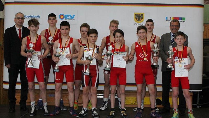 Чемпионы Германии-2016 (13-14 лет). Дени Накаев 2-й справа в 1-м ряду, Альберт Накаев 3-й справа.
