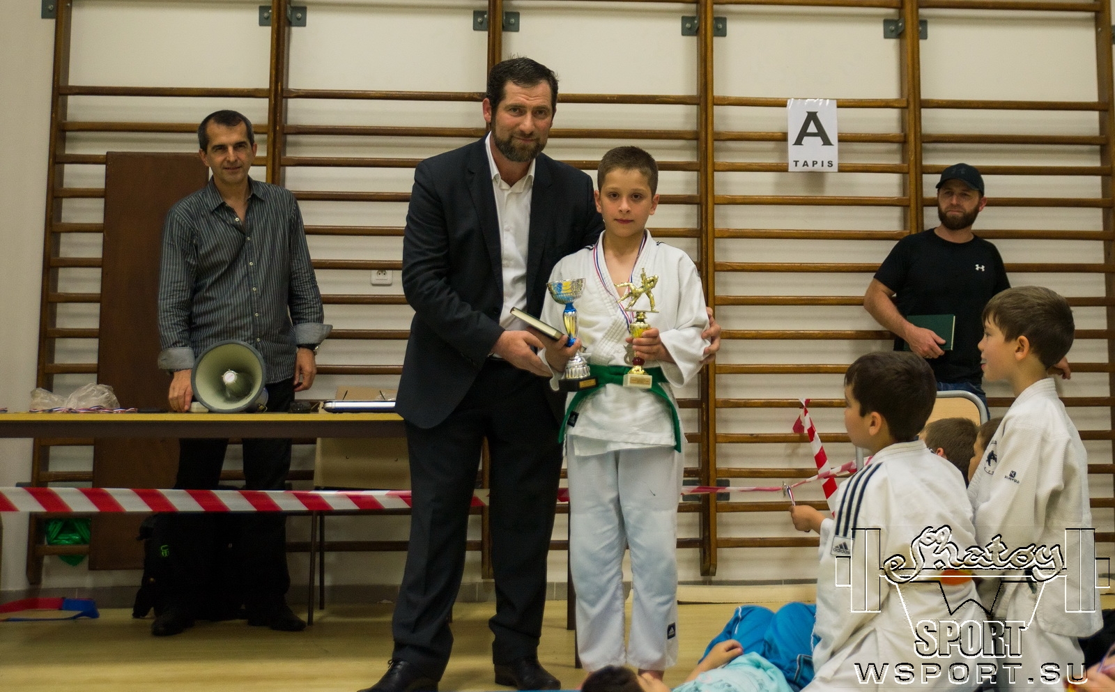 Расул Хайтаев получает приз "За лучшие достижения в сезоне 2015-2016".