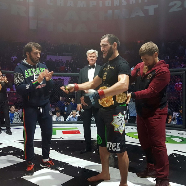 Глава Чеченской Республики Рамзан Кадыров вручает пояс чемпиона WFCA Хусейну Халиеву. Фото со страницы ВКонтакте бойцовского клуба Ахмат.